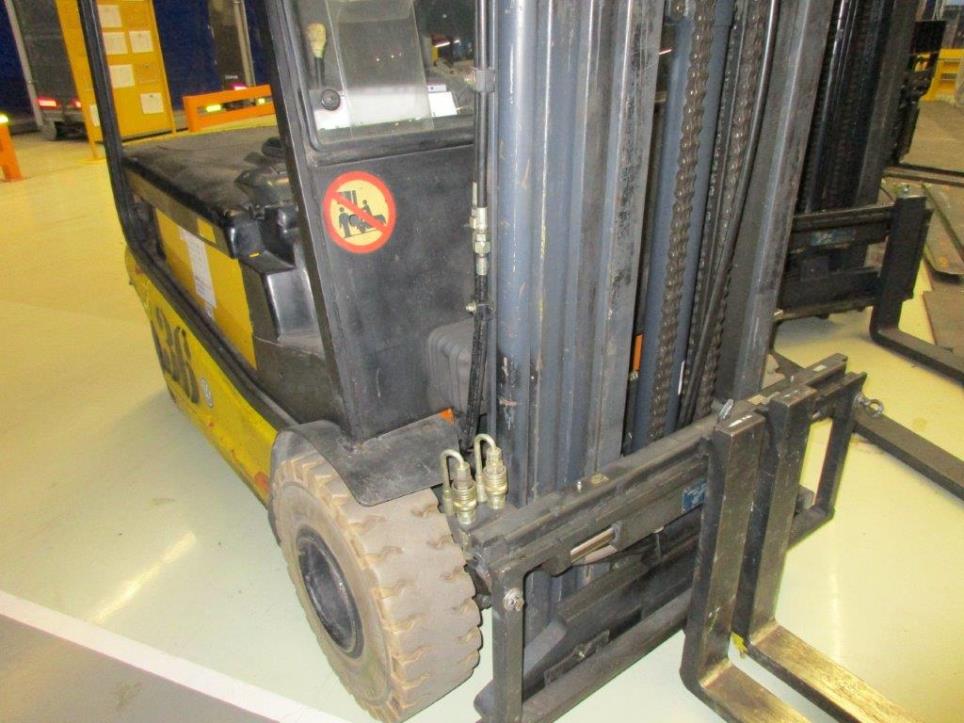 Nowe i używane części zamienne i maszyny (1 500 części łożyskowych: hydraulika, robotyka, pneumatyka i automatyka)-2